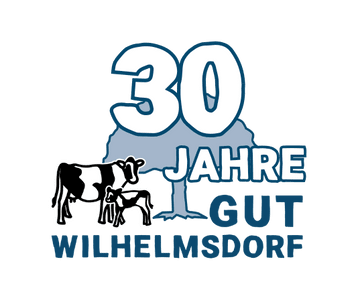 KI generiert: Das Bild zeigt ein Logo, das eine Kuh und ein Kalb unter einem Baum darstellt, begleitet vom Text "Gut Wilhelmsdorf". Der Hauptinhalt ist die Darstellung eines landwirtschaftlichen Hofs.