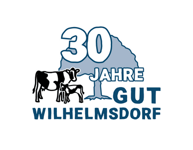 KI generiert: Das Bild zeigt ein Logo, das eine Kuh und ein Kalb unter einem Baum darstellt, begleitet vom Text "Gut Wilhelmsdorf". Der Hauptinhalt ist die Darstellung eines landwirtschaftlichen Hofs.