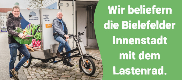 Jan und Oliver mit einem Lastenrad, das die Wilhelmsdorfer Biokiste transportiert. Text: "Wir beliefern die Bielefelder Innenstadt mit dem Lastenrad.