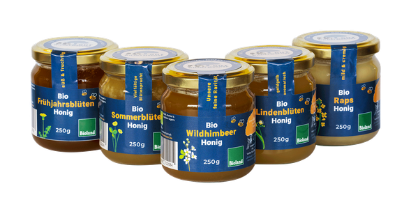 KI generiert: Fünf Gläser Bio-Honig: Frühjahrsblüten, Sommerblüten, Wildhimbeer, Lindenblüten, Raps. 250g, Bioland.