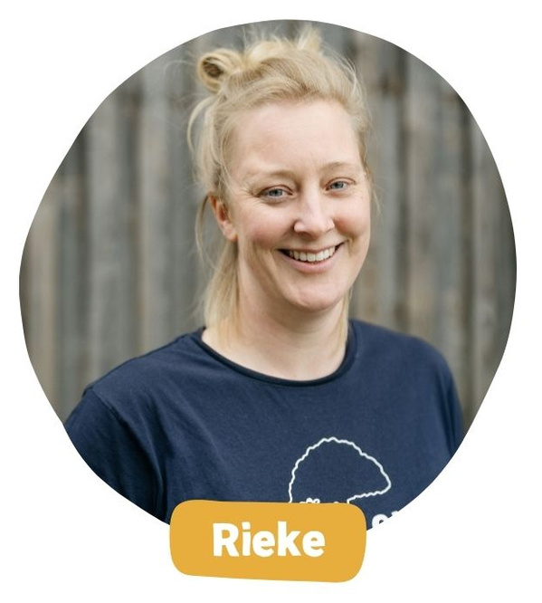 KI generiert: Porträt einer lächelnden Frau mit blondem Haar. Text: „Rieke“.