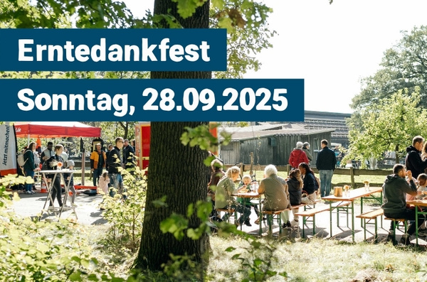 KI generiert: Menschen feiern draußen Erntedankfest. Text: "Erntedankfest, Sonntag, 28.09.2025".