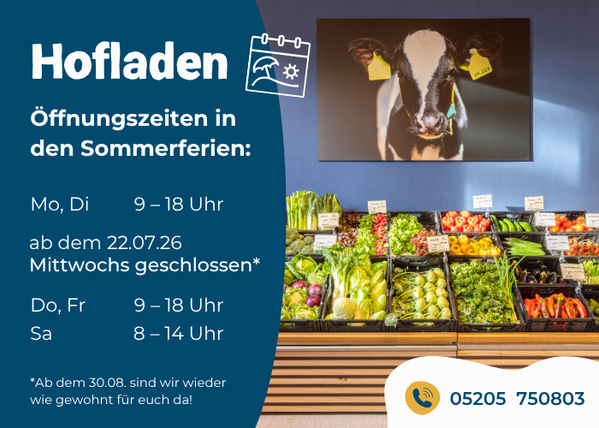 KI generiert: Das Bild zeigt einen Hofladen mit einer Auswahl an frischem Gemüse, während im Hintergrund ein Bild einer Kuh zu sehen ist. Auf der linken Seite werden die Öffnungszeiten und eine Telefonnummer angegeben.
