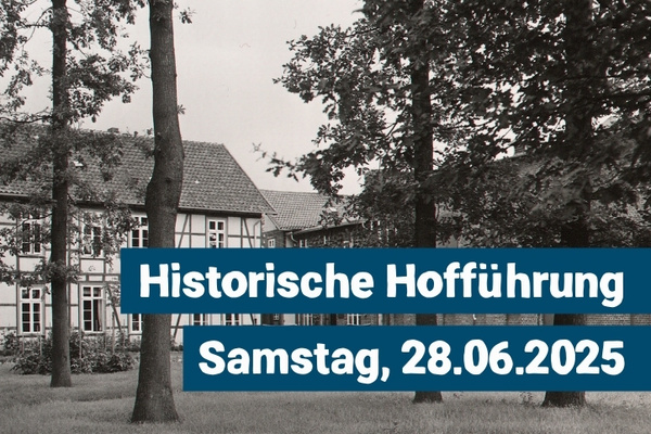 KI generiert: Fachwerkhaus mit Bäumen, Text: "Historische Hofführung Samstag, 28.06.2025".
