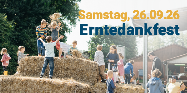 KI generiert: Kinder spielen auf Heuballen. Text: "Samstag, 26.09.26 Erntedankfest".