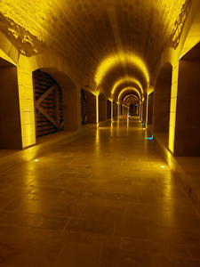 In den Höhlen unter dem Fort liegen die Reiferäume.