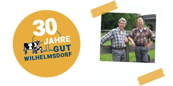 KI generiert: Das linke Bild zeigt eine große Gruppe von Menschen, die im Freien zusammen posieren. Das rechte Bild zeigt eine gemütliche Szene mit mehreren Personen, die an einem Tisch in einem Innenraum zusammen sitzen und sich unterhalten.