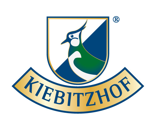 KI generiert: Das Bild zeigt ein Logo mit einem stilisierten Vogel in einem Wappen und dem Schriftzug "Kiebitzhof" darunter. Der Vogel ist in Grün- und Blautönen gestaltet und trägt ein Markenzeichen-Symbol.