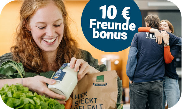 KI generiert: Eine Frau packt Lebensmittel aus; Text: "10 € Freundebonus."