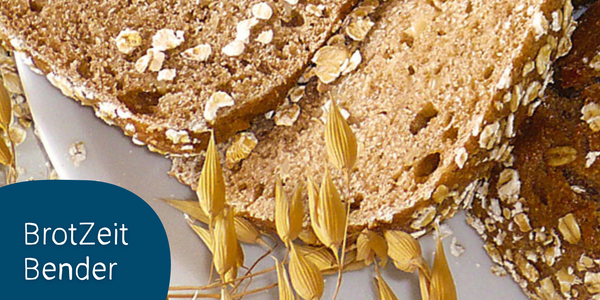 KI generiert: Eine Gruppe von drei Menschen steht lächelnd in einem Feld und trägt weiße Kleidung. Text darauf lautet "Bußmanns Backwerk".