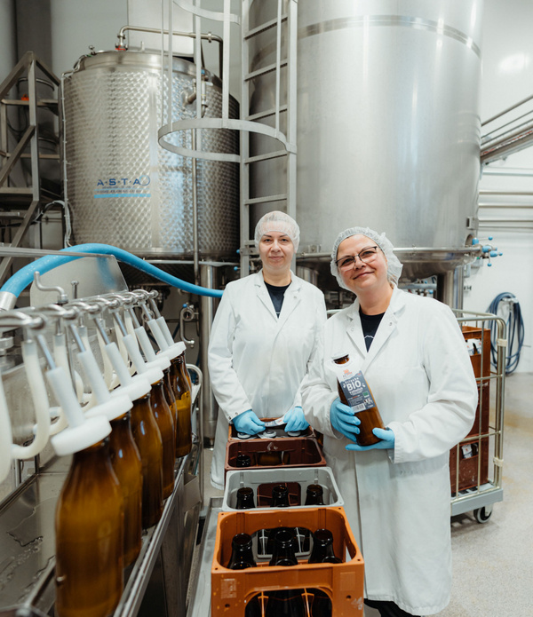 Unsere Milchflaschen werden per Hand abgefüllt