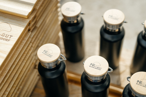 schwarze Trinkflaschen Gut Wilhelmsdorf