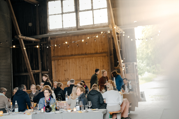 Festlich gedeckte Tische während einer Weinprobe