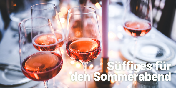 KI generiert: Weingläser mit roséfarbenem Getränk, Text: "Süffiges für den Sommerabend".
