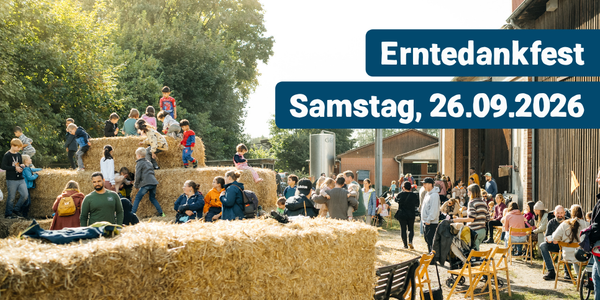 KI generiert: Das Bild zeigt eine gelbe Blüte auf einem Hintergrund aus grünen Blättern. Darauf ist Text platziert, der auf einen Pflanzenmarkt am Freitag, den 02.05.2025, und Samstag, den 03.05.2025, hinweist.