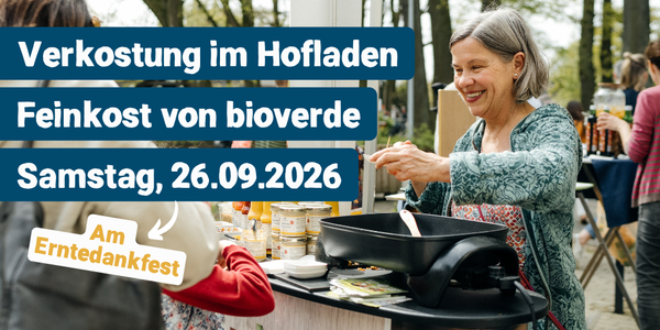 KI generiert: Eine Frau bietet im Freien Feinkost bei einem Erntedankfest an. Text: "Verkostung im Hofladen..."
