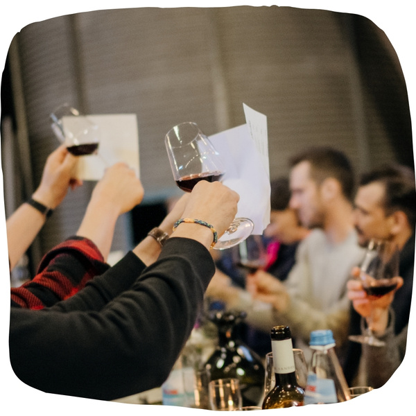 KI generiert: Personen stoßen mit Weingläsern an und halten Zettel in der Hand.