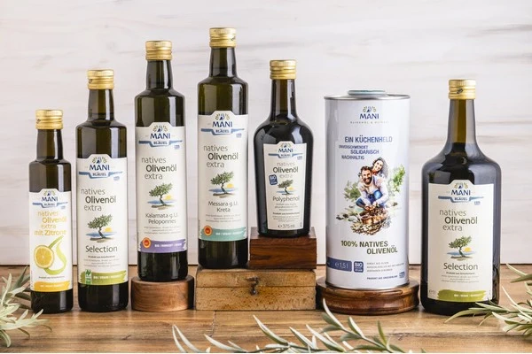 KI generiert: Verschiedene Flaschen und Dosen mit MANI nativem Olivenöl extra auf Holzoberfläche.