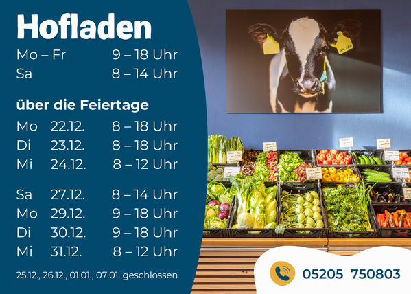 KI generiert: Das Bild zeigt einen Hofladen mit einer Auswahl an frischem Gemüse, während im Hintergrund ein Bild einer Kuh zu sehen ist. Auf der linken Seite werden die Öffnungszeiten und eine Telefonnummer angegeben.