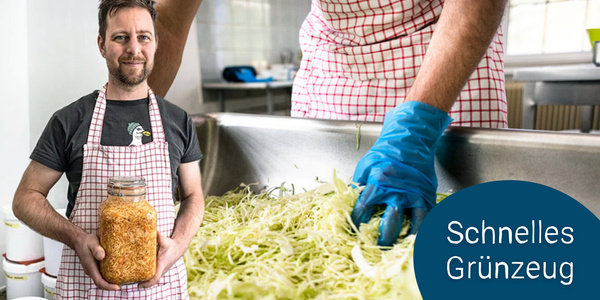 KI generiert: Das Bild zeigt eine Person in einem karierten Schurz, die ein Glas mit eingelegtem Gemüse hält, sowie eine Hand, die geschnittenes Grünzeug in einer großen Schüssel zubereitet. Der Text "Schnelles Grünzeug" deutet auf eine kulinarische oder konservierende Aktivität hin.