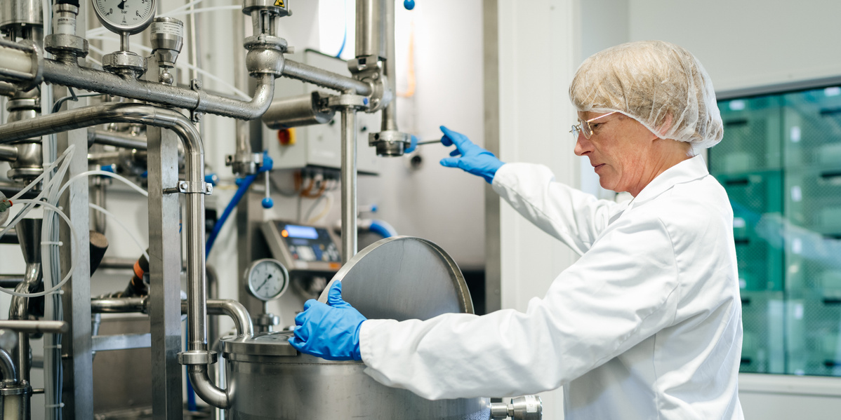 Anke, die Molkerei-Fachfrau, bedient unter höchsten hygienischen Standards die sensiblen Maschinen unserer regionalen Hofmolkerei.