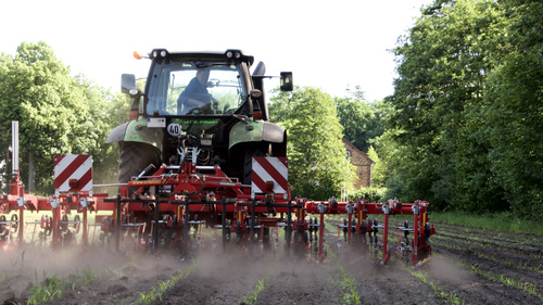 KI generiert: Traktor mit Sprühgerät in Apfelplantage.
