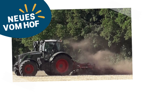 KI generiert: Ein Traktor pflügt ein Feld; Text: "NEUES VOM HOF".