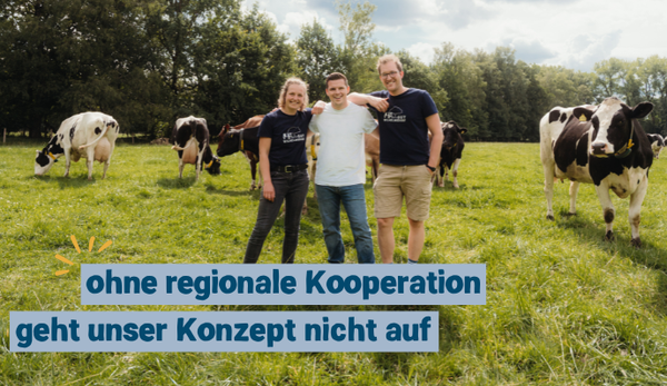 KI generiert: Drei Personen stehen auf einer Wiese mit Kühen. Text: "ohne regionale Kooperation geht unser Konzept nicht auf".