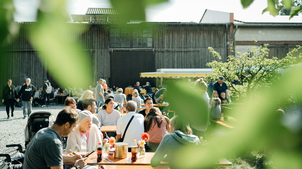 KI generiert: Das Bild zeigt eine gelbe Blüte auf einem Hintergrund aus grünen Blättern. Darauf ist Text platziert, der auf einen Pflanzenmarkt am Freitag, den 02.05.2025, und Samstag, den 03.05.2025, hinweist.