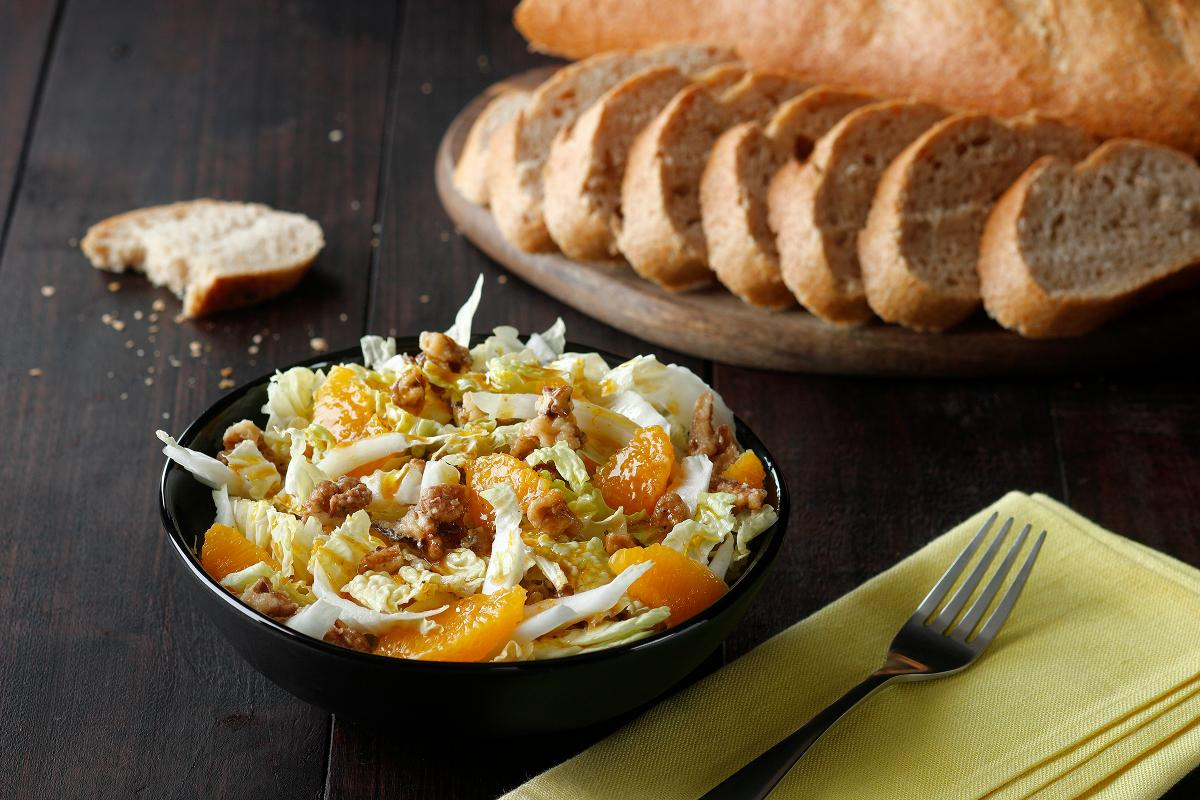 Chinakohl-Orangensalat m. Brot