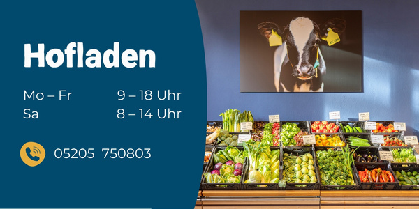 KI generiert: Das Bild zeigt einen Hofladen mit Öffnungszeiten und Telefonnummer, sowie eine Auswahl frischer Gemüse und Obstsorten vor einem Bild einer Kuh. Der Fokus liegt auf dem Angebot des Ladens und der ländlichen Atmosphäre.