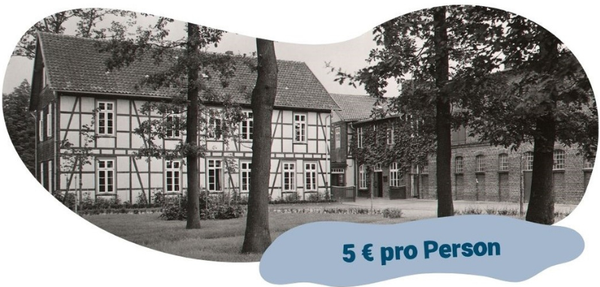 KI generiert: Historisches Fachwerkhaus mit Bäumen; Text: "5 € pro Person".