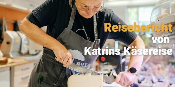KI generiert: Eine Person schneidet Käse. Text: "Reisebericht von Katrins Käsereise".