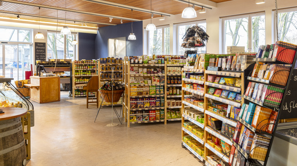 KI generiert: Ein Bio-Laden mit Regalen voller Produkte. Text nicht erkennbar.