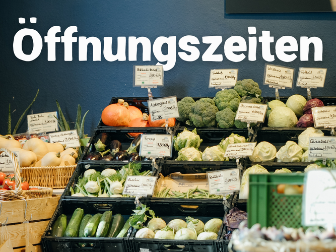 KI generiert: Gemüse im Laden mit Schildern, darüber der Text „Öffnungszeiten“.