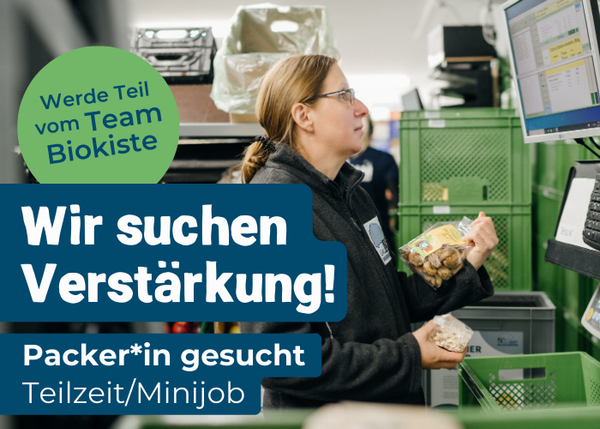 KI generiert: Das Bild zeigt einen Hofladen mit einer Auswahl an frischem Gemüse, während im Hintergrund ein Bild einer Kuh zu sehen ist. Auf der linken Seite werden die Öffnungszeiten und eine Telefonnummer angegeben.