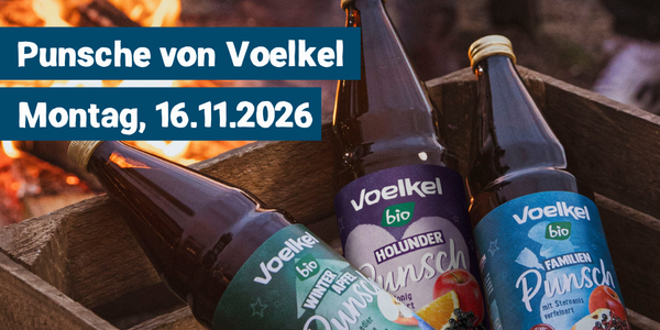 KI generiert: Flaschen mit Voelkel Punschsorten vor einem Feuer, Text: "Punsche von Voelkel, Montag, 16.11.2026".