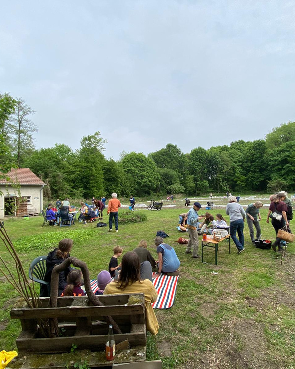 KI generiert: Das Bild zeigt eine lächelnde Person vor einer Holztür mit der Aufschrift "Wilhelmsdorfer Gärtchen" und einem Schild, das auf freie Plätze für 2025 hinweist. Die Szene vermittelt eine einladende Atmosphäre mit einem Fokus auf Gartenarbeit oder eine Gartengemeinschaft.