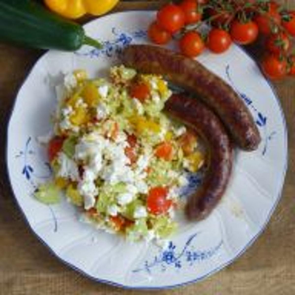 Produktfoto zu Griechischer Hirsesalat mit Bratwurst