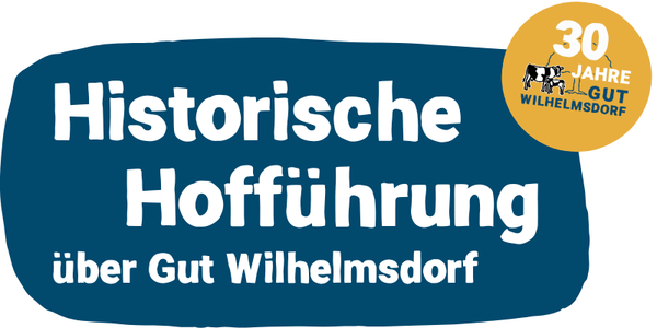 KI generiert: Das Bild bewirbt eine historische Hofführung über das Gut Wilhelmsdorf und hebt 30 Jahre Bio-Qualität hervor. Der Text ist in einem abgerundeten, stilisierten geometrischen Rahmen platziert.