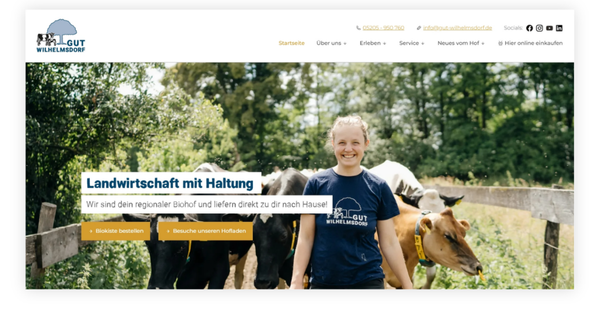 KI generiert: Bauer mit Kuh auf Bio-Bauernhof. Text: "Landwirtschaft mit Haltung".
