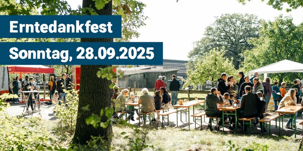 KI generiert: Erntedankfest im Freien mit Menschen an Bänken. Text: "Erntedankfest Sonntag, 28.09.2025".