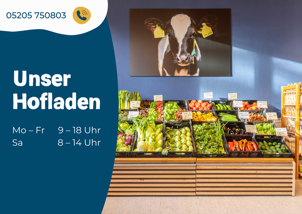 KI generiert: Das Bild zeigt einen Hofladen mit einer Auswahl an frischem Gemüse, während im Hintergrund ein Bild einer Kuh zu sehen ist. Auf der linken Seite werden die Öffnungszeiten und eine Telefonnummer angegeben.