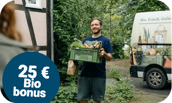 KI generiert: Ein Mann liefert eine Bio-Kiste. Text: "25 € Bio bonus".