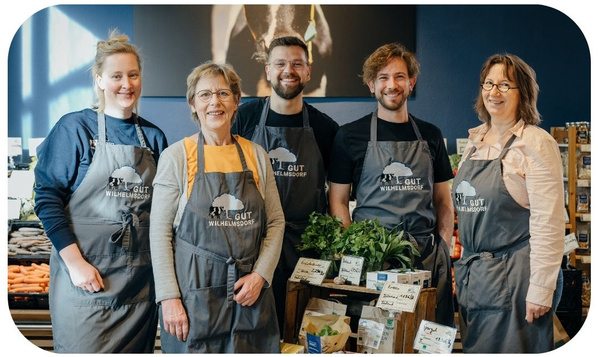 Da Team Hofladen von Gut Wilhelmsdorf in der Obst- und Gemüseabteilung