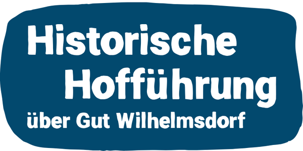 KI generiert: Das Bild bewirbt eine historische Hofführung über das Gut Wilhelmsdorf und hebt 30 Jahre Bio-Qualität hervor. Der Text ist in einem abgerundeten, stilisierten geometrischen Rahmen platziert.