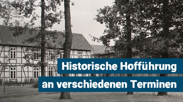 KI generiert: Das Bild zeigt ein historisches Fachwerkgebäude umgeben von Bäumen, mit Text, der auf eine "Historische Hofführung" am Samstag, den 29.03.2025, hinweist.