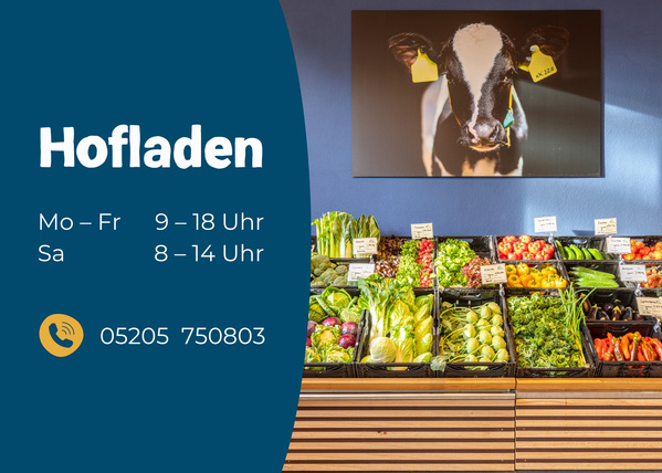 KI generiert: Das Bild zeigt einen Hofladen mit einer Auswahl an frischem Gemüse, während im Hintergrund ein Bild einer Kuh zu sehen ist. Auf der linken Seite werden die Öffnungszeiten und eine Telefonnummer angegeben.