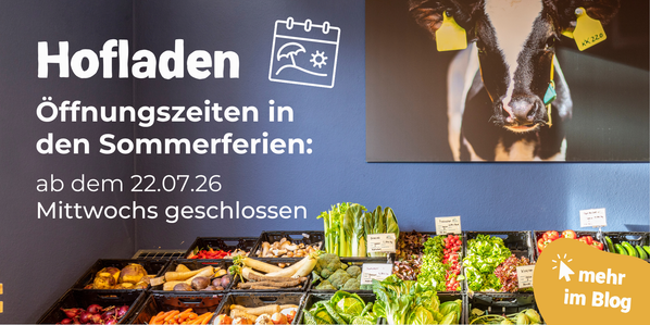 KI generiert: Hofladen mit frischem Gemüse; Text: "Öffnungszeiten in den Sommerferien: ab dem 22.07.26 Mittwochs geschlossen."