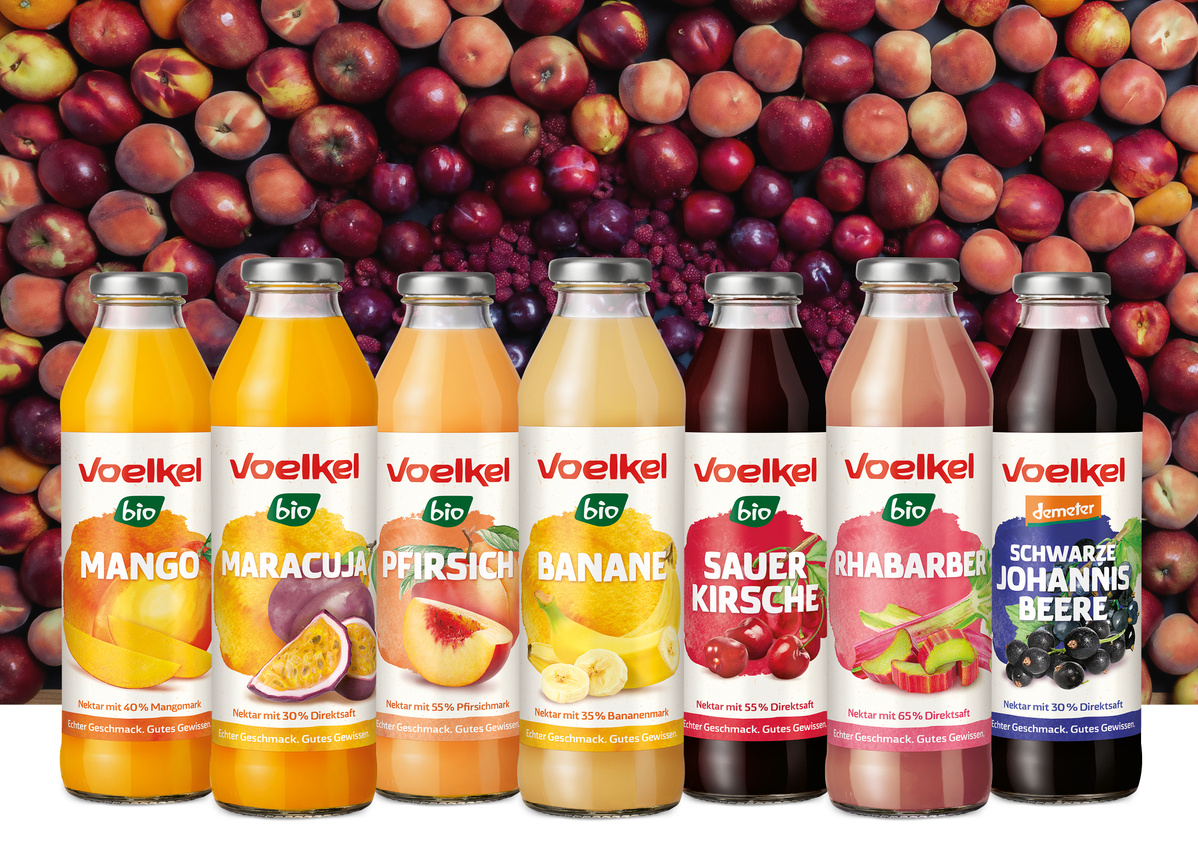 KI generiert: Flaschen mit Voelkel-Säften vor einem Hintergrund aus Früchten. Texte: "MANGO", "MARACUJA", "PFIRSICH", "BANANE", "SAUERKIRSCHE", "RHABARBER", "SCHWARZE JOHANNISBEERE".